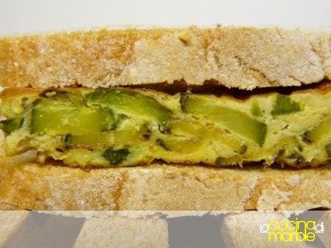 panino con la frittata di zucchine panino con la frittata di zucchine